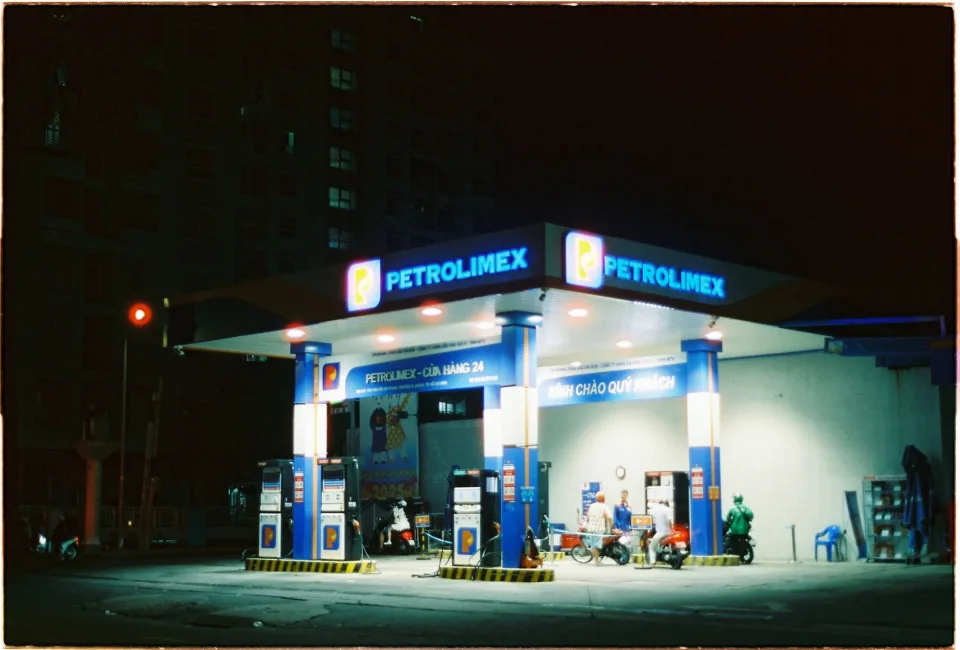 Nhân viên đang bơm xăng